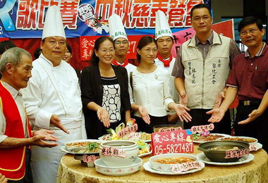 斗六青春不老中秋餐會長者圓歌手夢(圖)