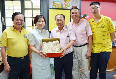 蘇治芬推廣米食學童有香Q米麵條可吃(圖)