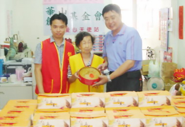 竹山農會送月餅予弱勢長輩(圖)