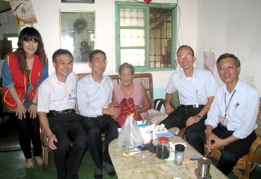 中油響愛鄰里   中秋送愛溫暖獨老的心(圖)