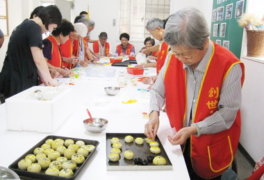 台中華山基金辦獨老人手做月餅(圖)