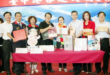 蕭家淇歡迎第十萬名到台中旅遊的旅客(圖)