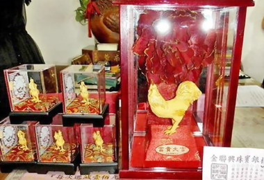 紫南宮擲筊奪金雞由嘉義張佳琪獲得(圖)