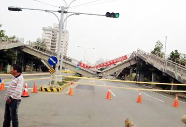 斗南延平路僑真國小天橋遭拖板車撞斷(圖)