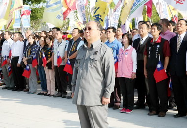 台中國慶升旗典禮吸引滿場民眾參與(圖)
