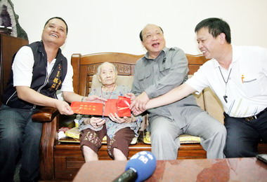 胡志強拜訪百歲人瑞陳黃盞(圖)