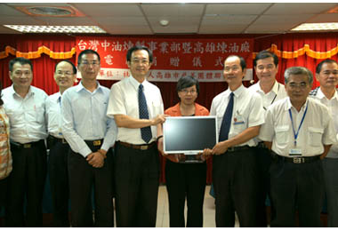 中油贈再生電腦給高雄慈善團體(圖)