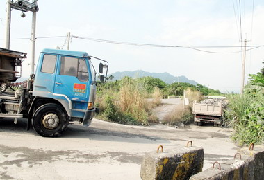 設臨時河床便道嚴鴻邦：應重視人車安全(圖)