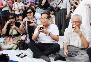 南投世博會千人齊坐草地泡茶相當壯觀(圖)