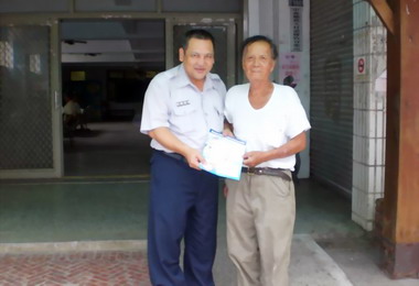 原住民警察簡正義退休當果農對抗獼猴(圖)