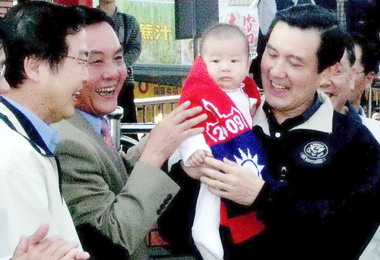 紫南宮主委莊秋安與男孫同年同月生(圖)