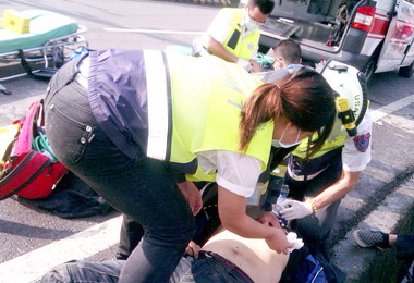 機車騎士車速過快打滑摔落水溝性命垂危(圖)