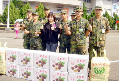 集集兵工廠20週年慶馬文君贈茭白筍(圖)