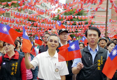 張老旺辦國慶升旗典禮李朝枝前往參與(圖)