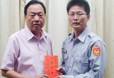 清水警友辦事處頒發破案獎金(圖)