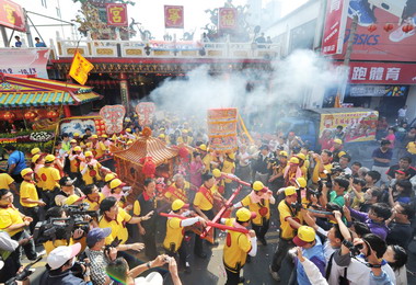 彰化縣媽祖遶境祈福萬頭鑽動(圖)