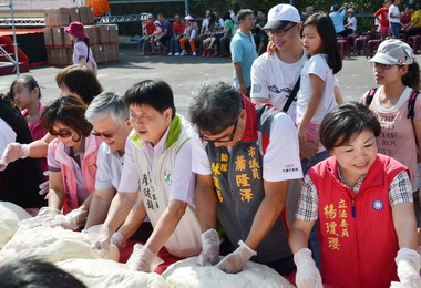 台中大雅文化麵食展鄉親合力拉千米麵(圖)