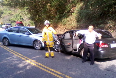 仁愛發生轎車對撞7人受困車內(圖)