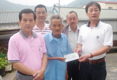 國民黨鹿谷黨部關懷送暖協助低收入戶(圖)