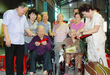 太平區長拜訪百歲人瑞致贈敬老金(圖)