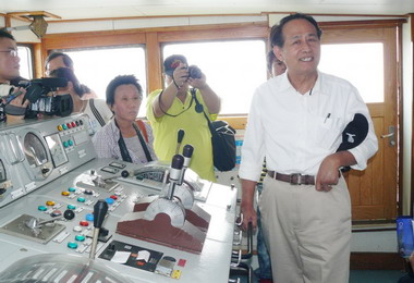 曹啟鴻登上琉球鄉綠色和平希望號參訪(圖)