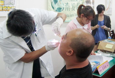 南投醫院辦拒絕香檳酒簽署公約活動(圖)