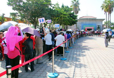 毛治國勘查天空之橋將加強建設和管理(圖)
