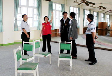 楊瓊瓔助梧棲中正國小改善圖書室(圖)