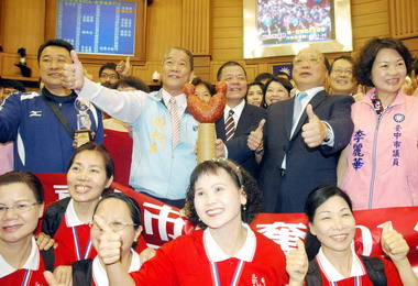 全民運總統獎盃獻給台中市長胡志強(圖)