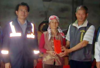 斗南分局與慈善團體慰問貧困家庭(圖)