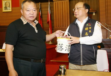 議員中華泳協中部未派教練胡：抗議有理(圖)