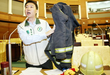議員批台中523套消防衣已超過使用年限(圖)