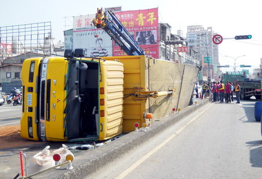 大里滿載垃圾的垃圾車不明原因翻覆(圖)