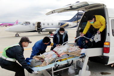 鴨骨頭卡在食道專機馳援救台商(圖)