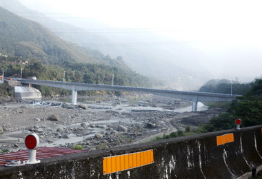 重建會執行長陳振川視察竹山行正橋(圖)