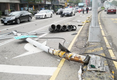大里國光路今早發生一起驚險交通事故(圖)