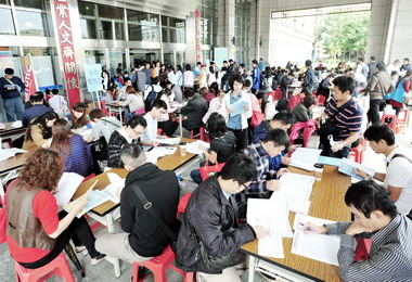 中部廠商徵才博覽會求職民眾強強滾(圖)