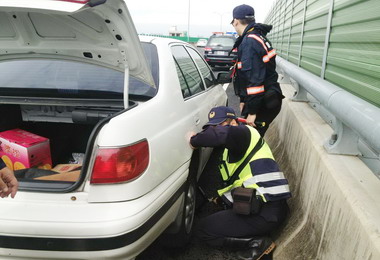 霧峰警方協助女子換輪胎脫困(圖)