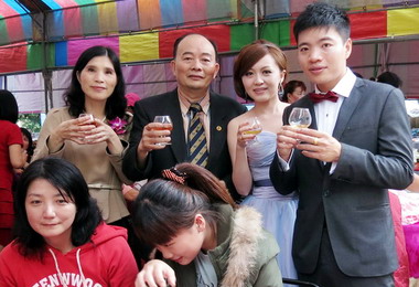 民眾服務總社理事謝朝陽歡喜娶媳(圖)