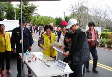 假日遊客多東勢警方盡力疏導(圖)
