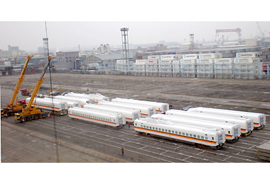 台灣高鐵新購列車順利完成碼頭吊卸(圖)