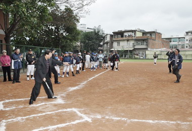 日本宮崎縣少棒隊友誼賽邱鏡淳開球(圖)