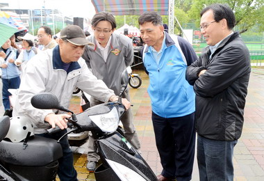 南投環保局辦回收定檢宣導活動(圖)