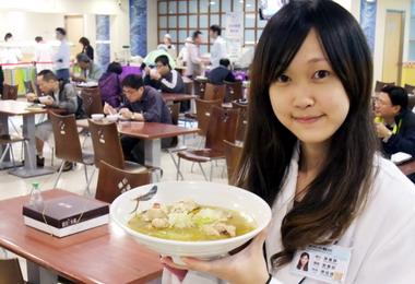 冬至進補營養師展示無負擔麻油雞(圖)