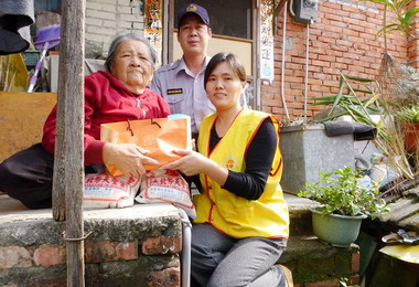 斗六分局林內分駐所送便當照顧獨居老人(圖)