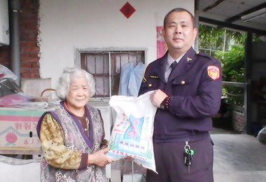 水里獨居婦孤苦無依信義警前往探視關懷(圖)