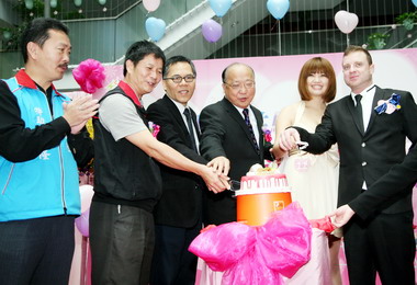 台中舉辦揪團婚禮11對新人由胡志強證婚(圖)