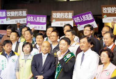 蘇貞昌陪同陳世凱登記立委補選(圖)