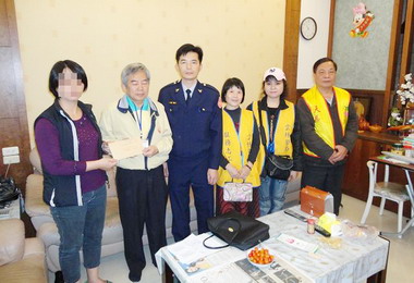 斗六派出所結合慈善團體慰問困苦家庭(圖)
