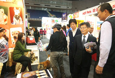 高雄寵物用品展楊秋興大開眼界(圖)